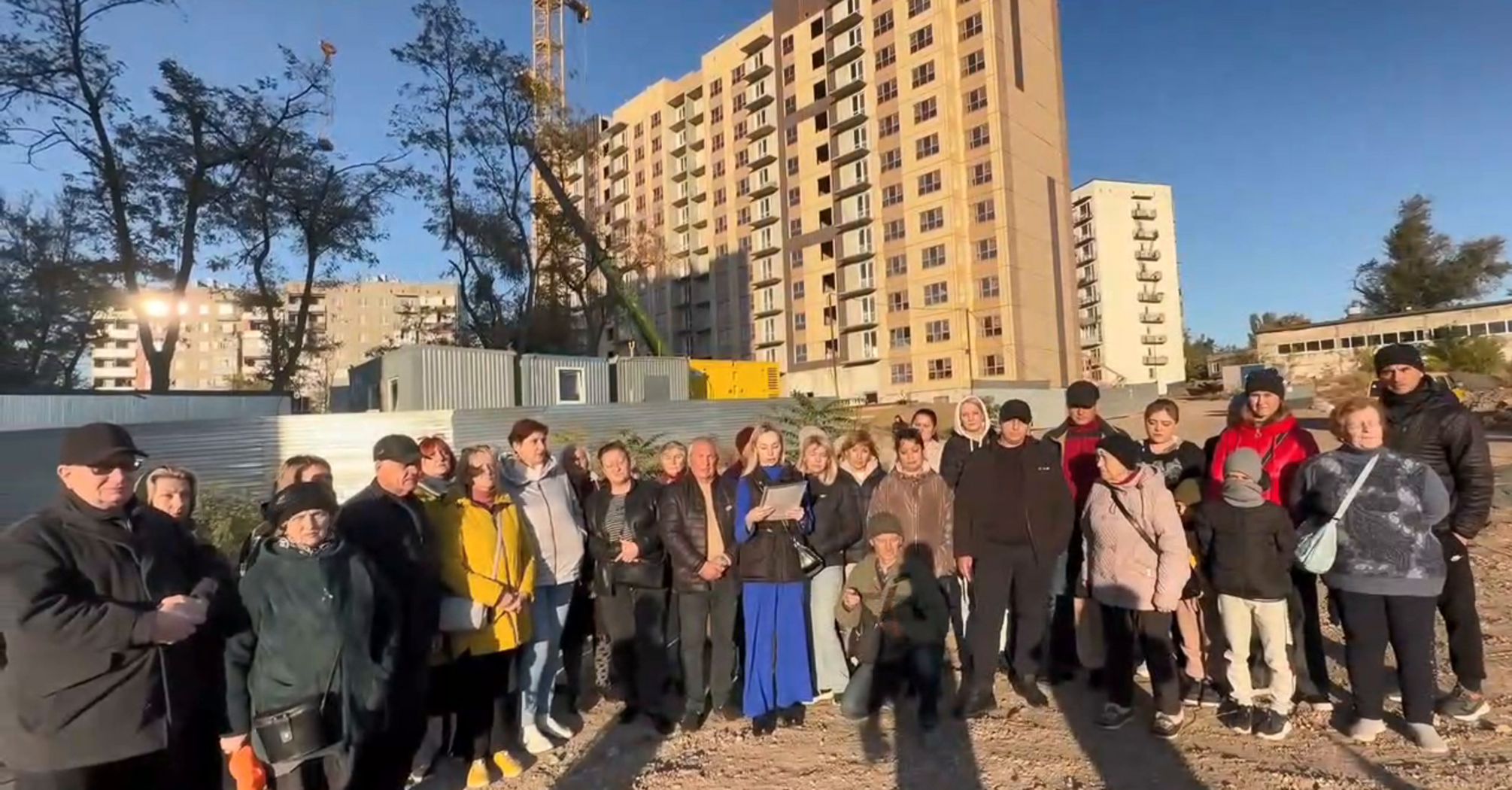 Okupanci zburzyli dziesiątki domów w Mariupolu i na ich miejscu budują mieszkania hipoteczne dla Rosjan: mieszkańcy miasta zorganizowali wiec. Wideo