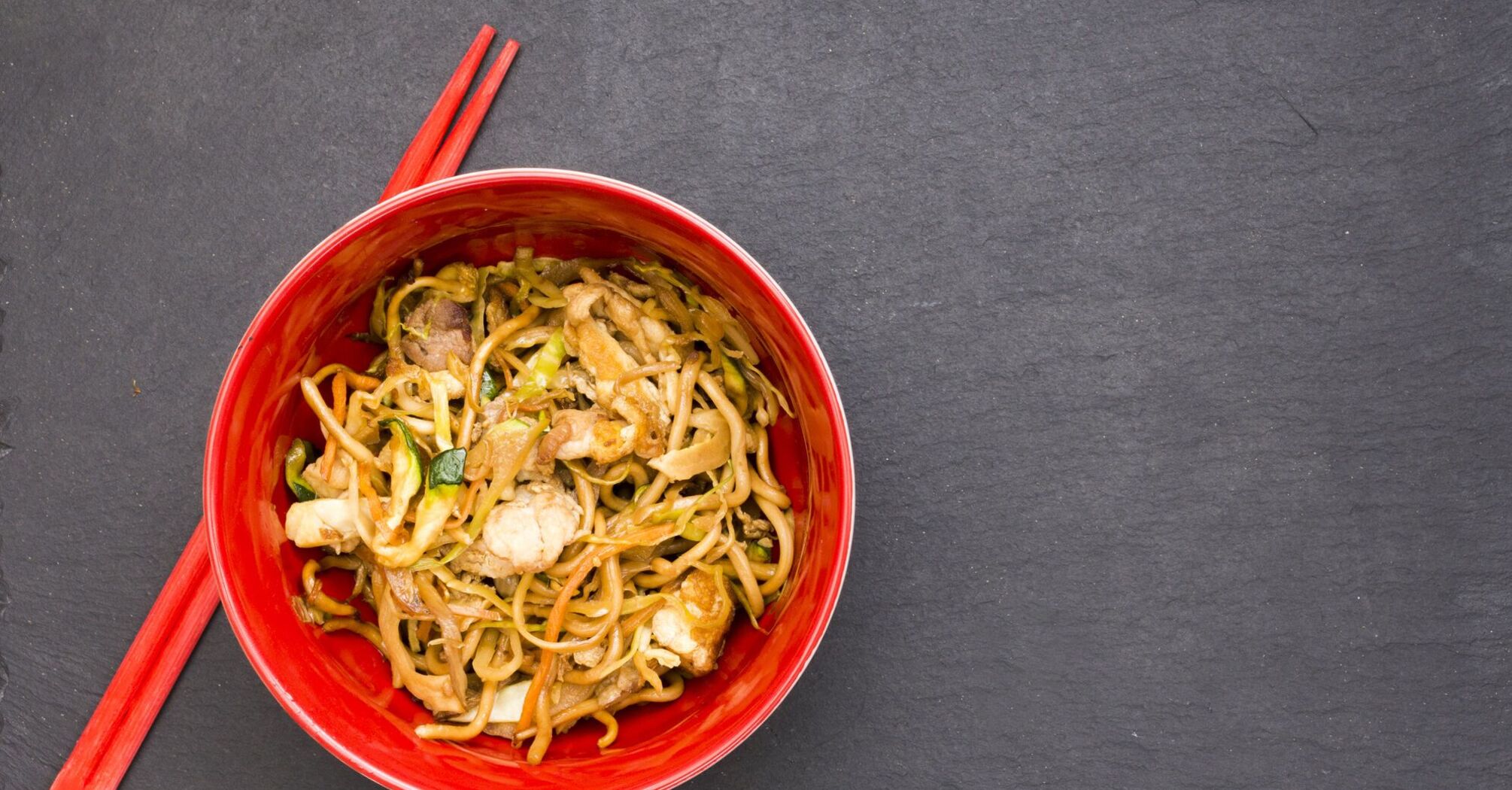 Pan-Asian noodles with chicken and vegetables: an unusual dinner prepared in 20 minutes