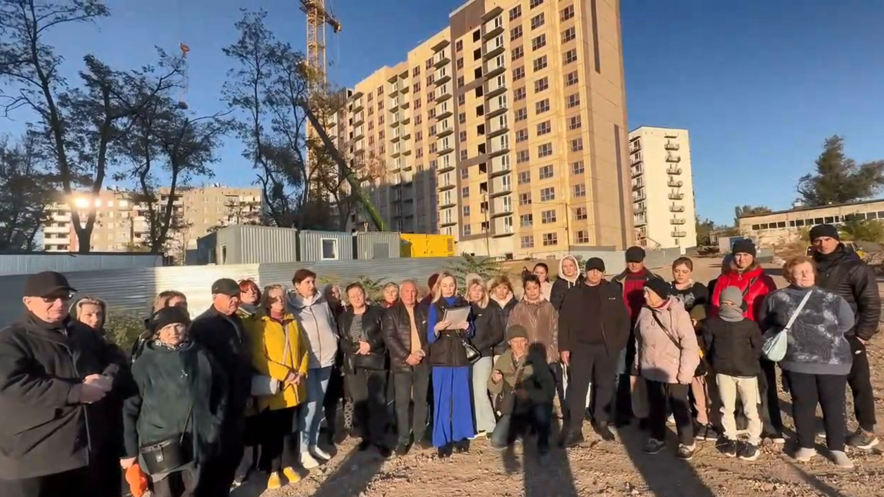 Okupanci zburzyli dziesiątki domów w Mariupolu i na ich miejscu budują mieszkania hipoteczne dla Rosjan: mieszkańcy miasta zorganizowali wiec. Wideo
