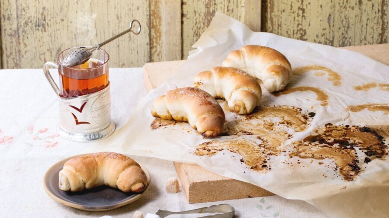 Elementary yeast kifli with cherries for tea: bake for only 20 minutes