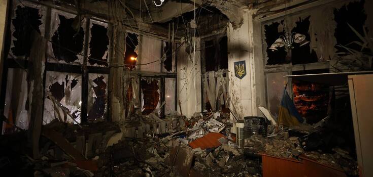 Russians have dropped MRLS on the center of Kharkiv: a historic building has been destroyed and there are victims. Photos and video