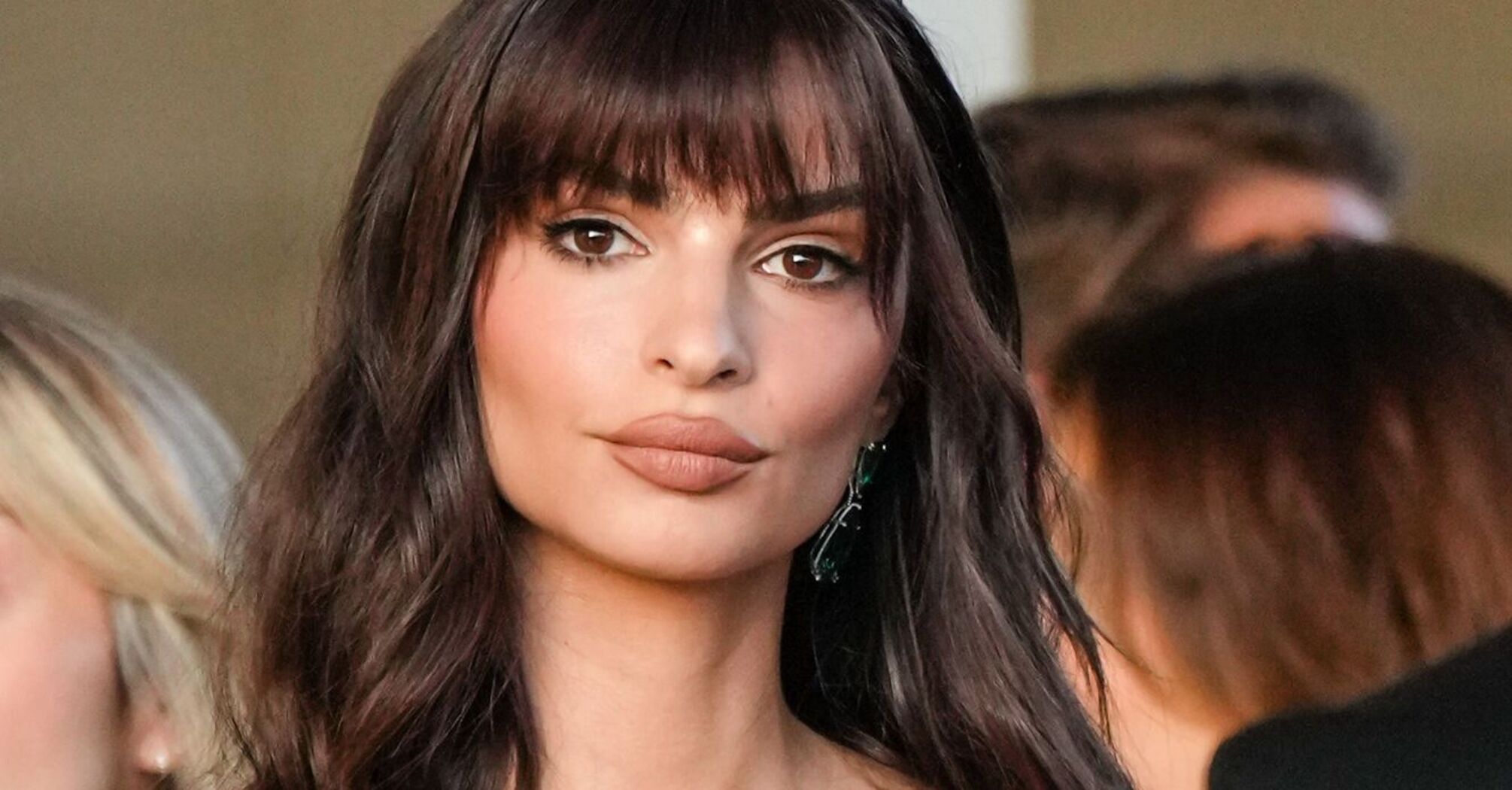 Emily Ratajkowski put on a trendy skirt and delighted experts. Photo