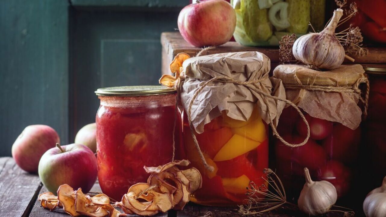 How to cover peppers with apples for the winter: a variant of a spicy appetizer with an unusual combination