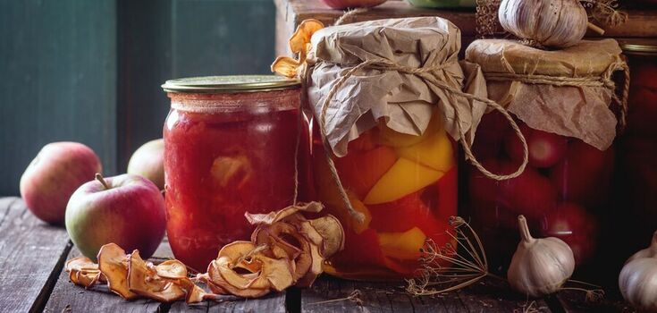 How to cover peppers with apples for the winter: a variant of a spicy appetizer with an unusual combination