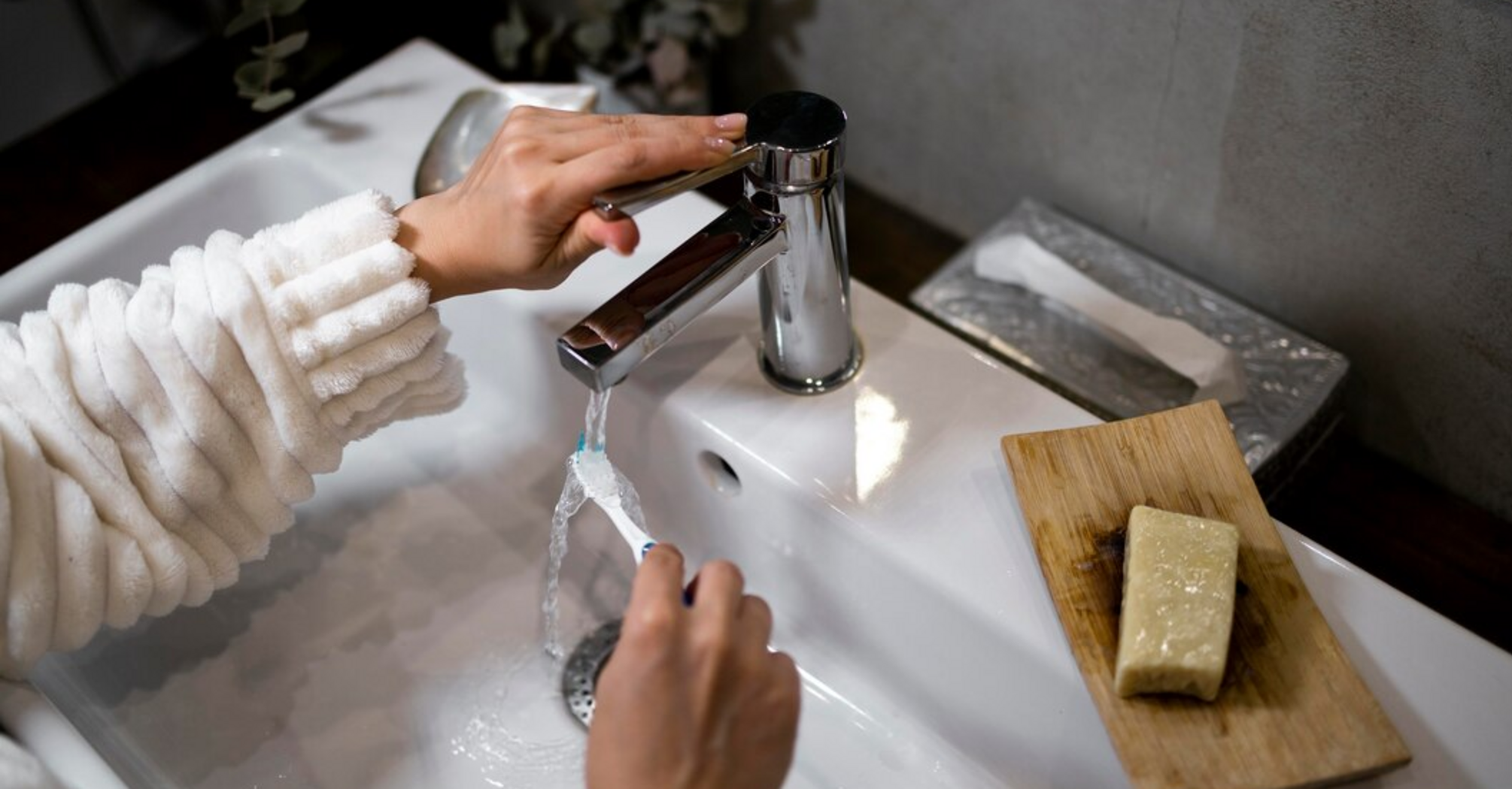 No need to scrub: how to remove lime marks in the bathroom with one item