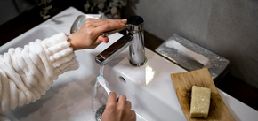 Nie trzeba szorować: jak usunąć ślady wapna w łazience za pomocą jednego przedmiotu