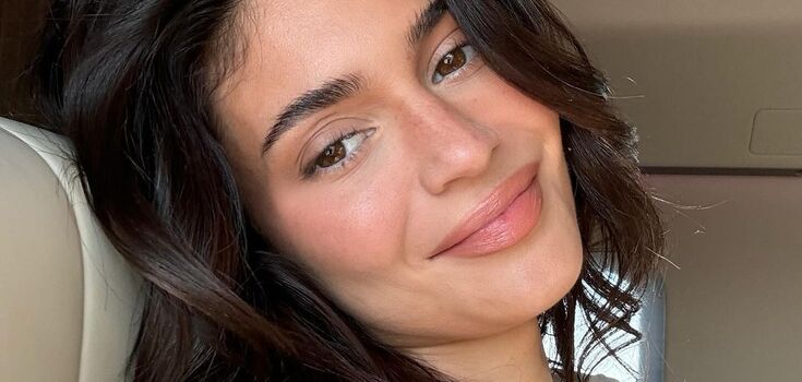 Women born in the 90s abandoned a cosmetic product without which it is difficult to imagine makeup: what is it