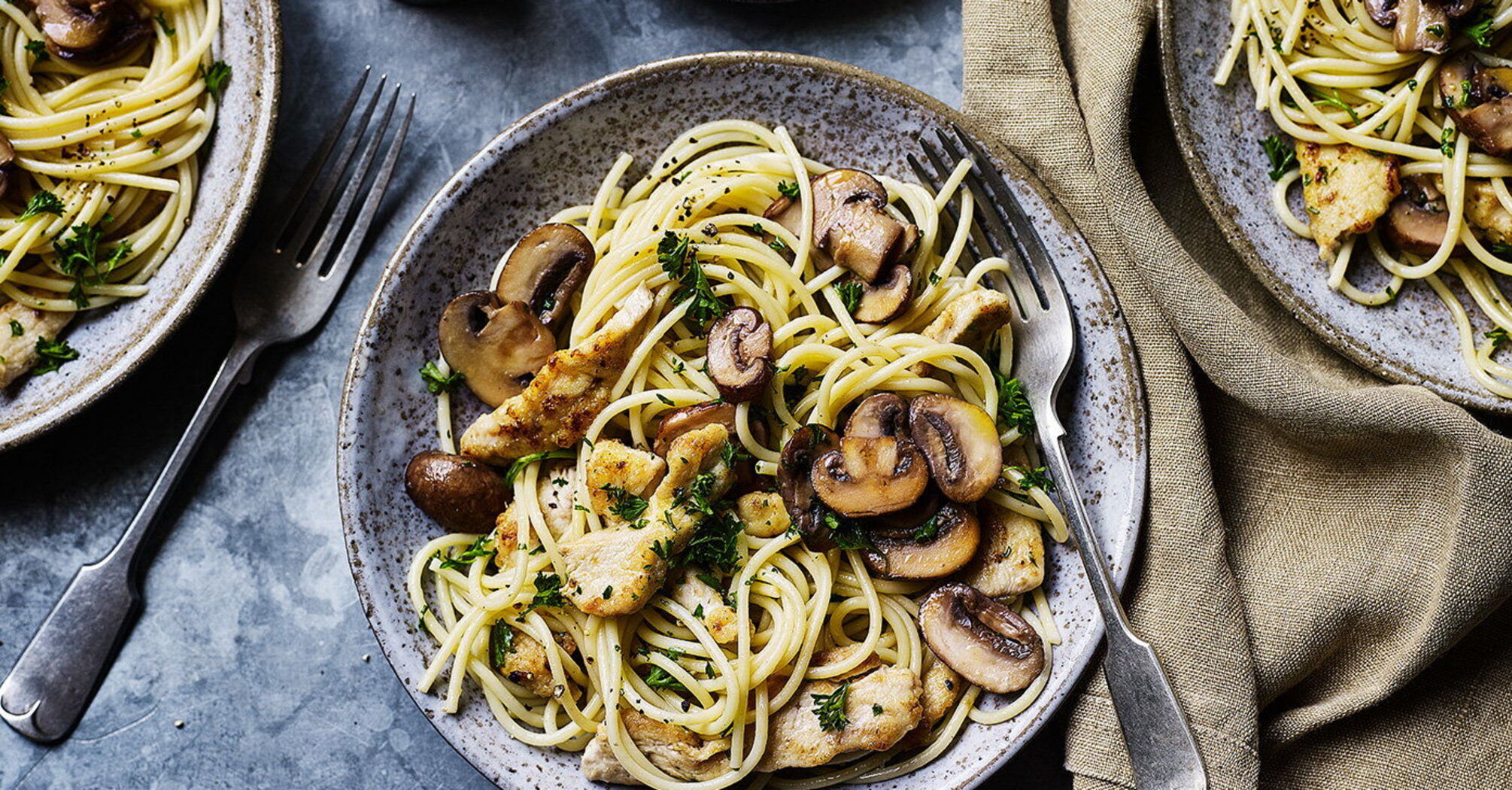 Delicious pasta with chicken and mushrooms for lunch: much better than ordinary pasta with sausages