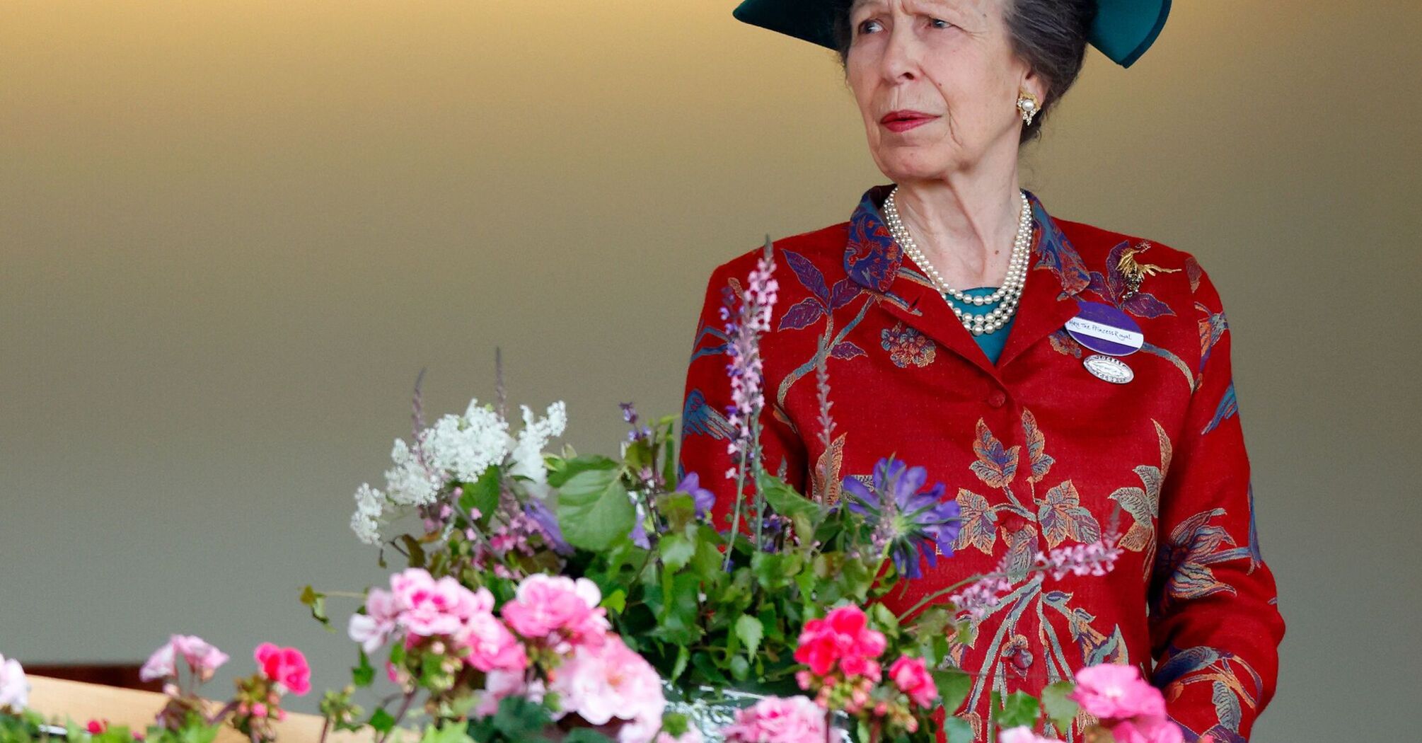 It has been an anti-trend for many years: Princess Anne showed how to wear a colorful coat when nude reigns supreme. Photo