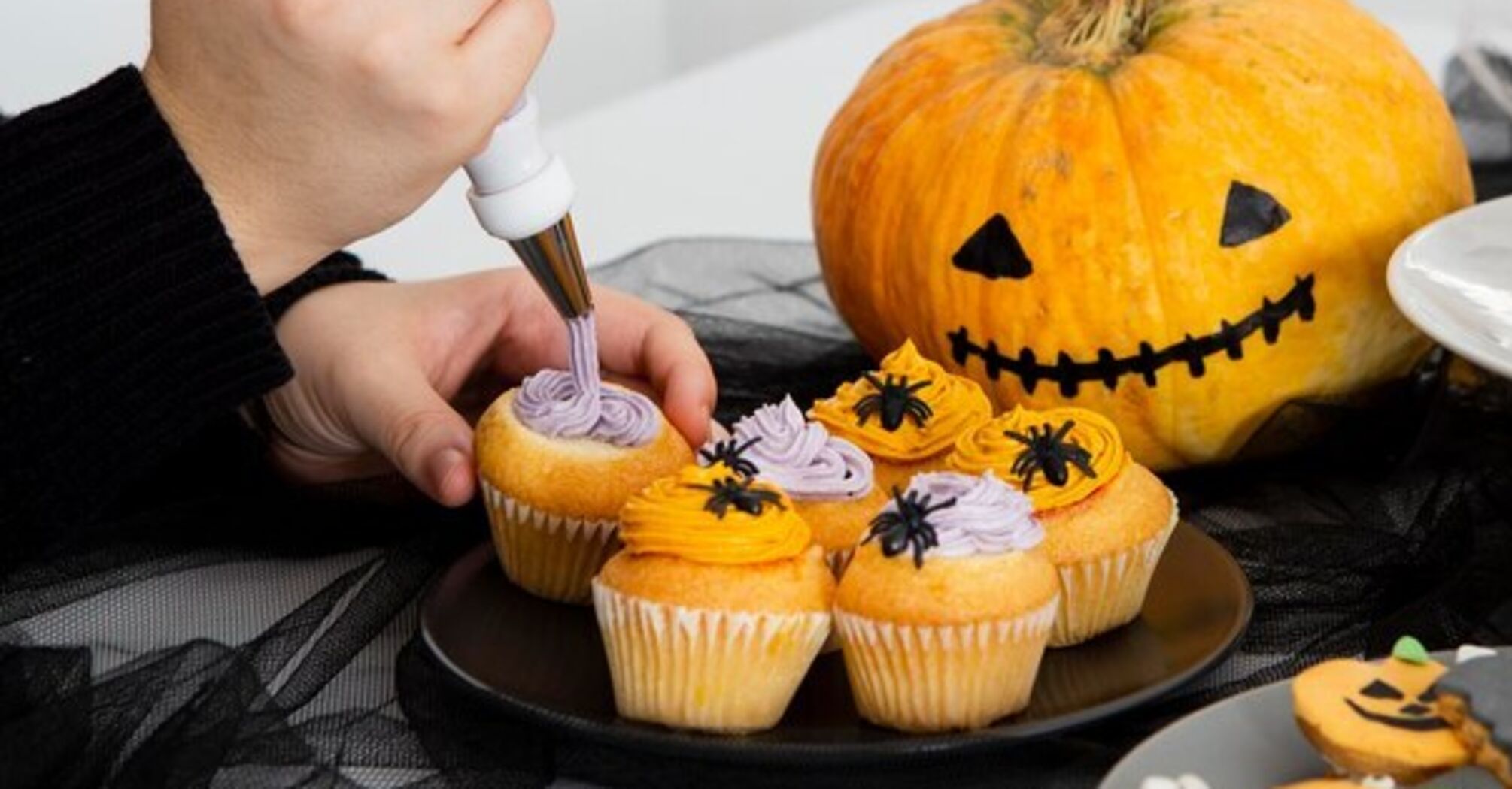 Interesting ghost baskets for Halloween: how to make an elementary dessert