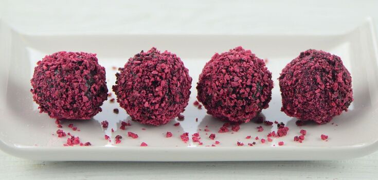 Better than any cakes and pastries: how to make healthy dried fruit truffles without baking