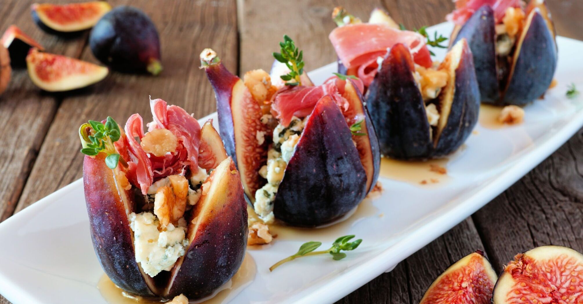 Perfect for wine: baked figs with brie and honey in 15 minutes