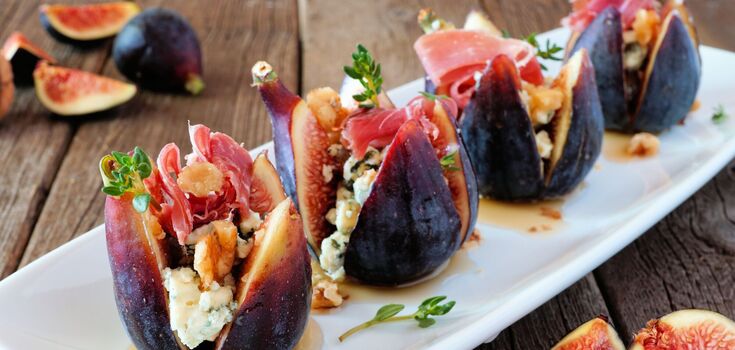 Perfect for wine: baked figs with brie and honey in 15 minutes