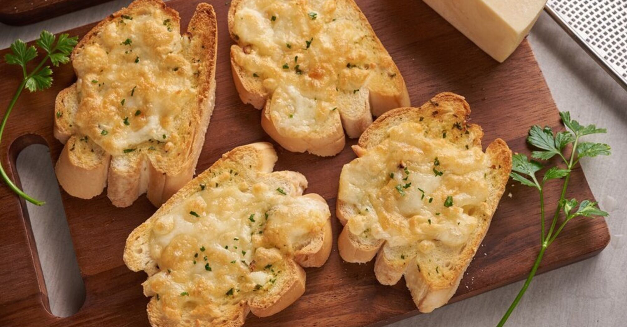 When you don't want to stand at the stove for a long time: basic croutons with cheese in the oven in 10 minutes