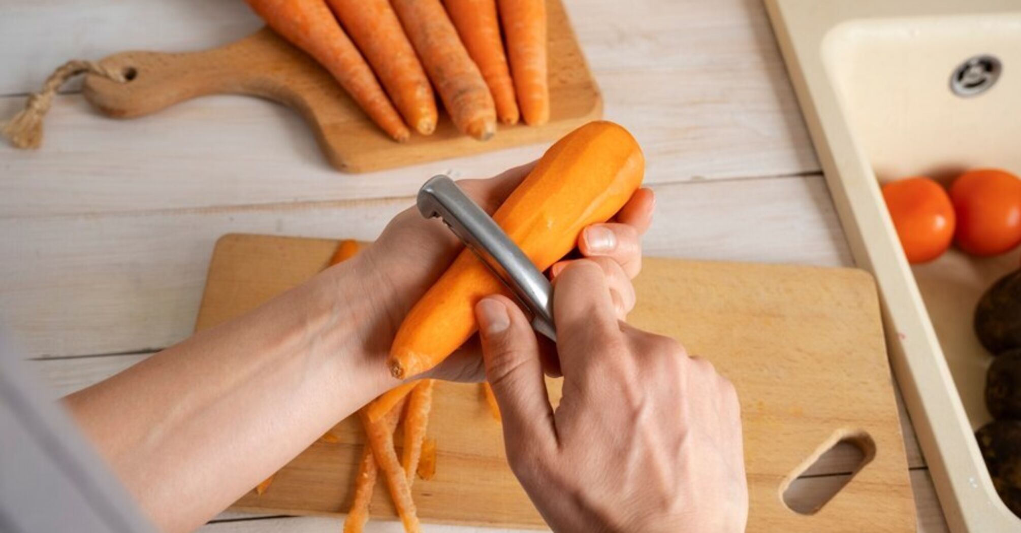 Never peel carrots like this: what is the biggest mistake and how to do it right