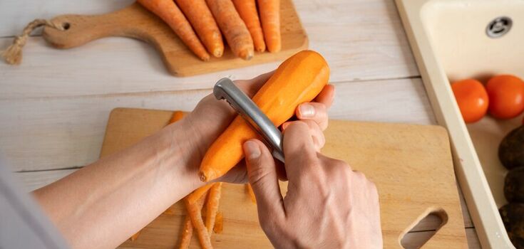 Never peel carrots like this: what is the biggest mistake and how to do it right