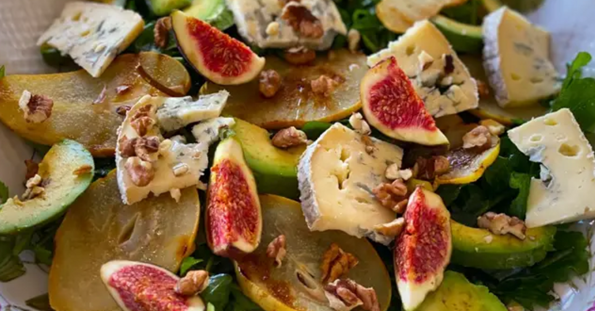 A delicious fall appetizer with pear, camembert and figs: ready in 20 minutes