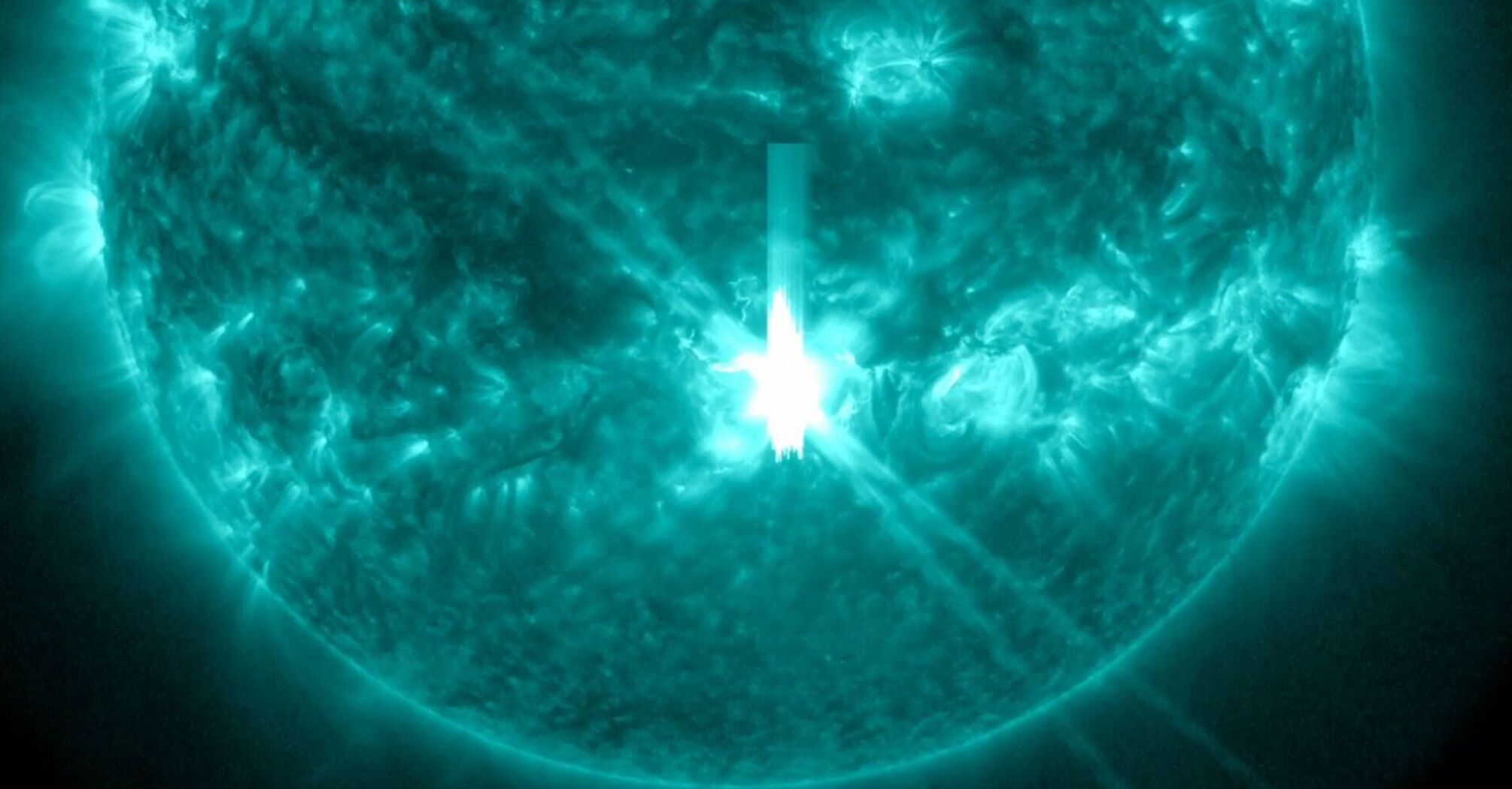 Sun unleashes the most powerful flare since 2017 that is heading towards Earth. Photos and videos