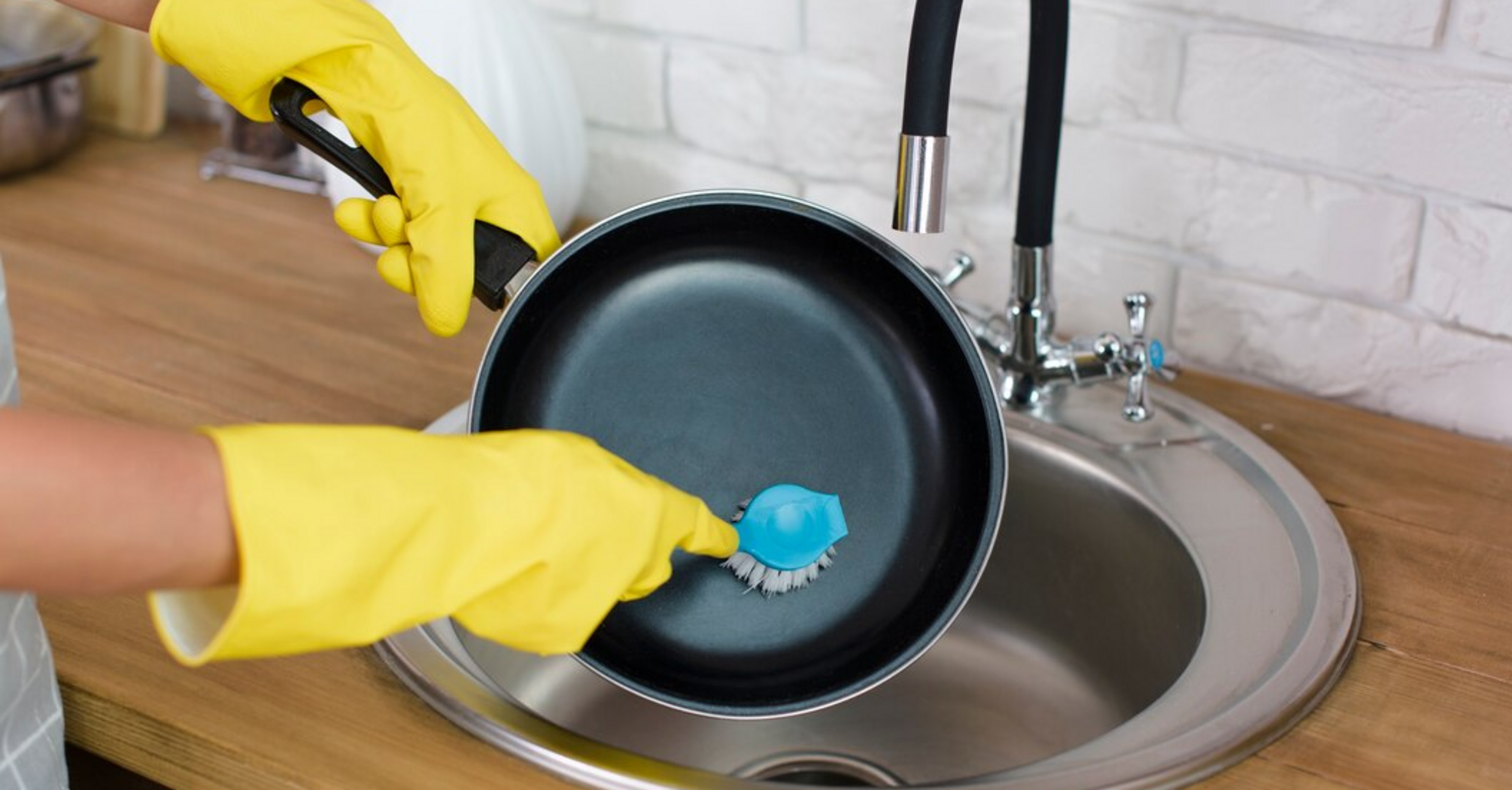 Like new: an ingenious way to clean pans