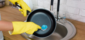 Jak nowe: pomysłowy sposób na czyszczenie patelni