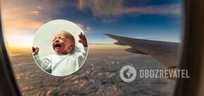 Personel pokładowy wyjaśnia, jak wybrać miejsce w samolocie z dala od dzieci