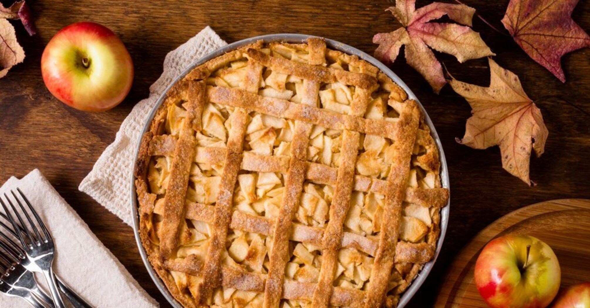 Simpler than the usual charlotte: how to prepare lazy grated apple pie for tea