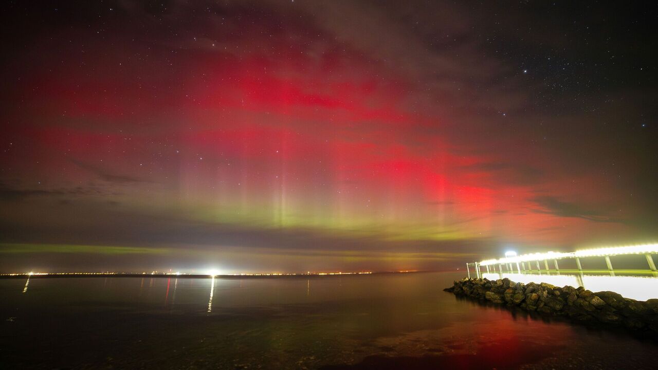 The sky turned bright colors: people around Earth publish fascinating photos of recent northern lights