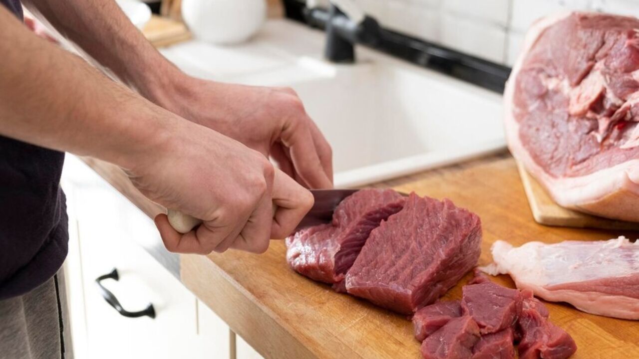 Never wash raw meat: we tell you what it can lead to