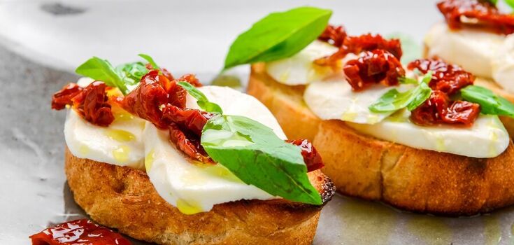 Appetizer of bell peppers, with garlic and oil for a snack: it is easy to prepare