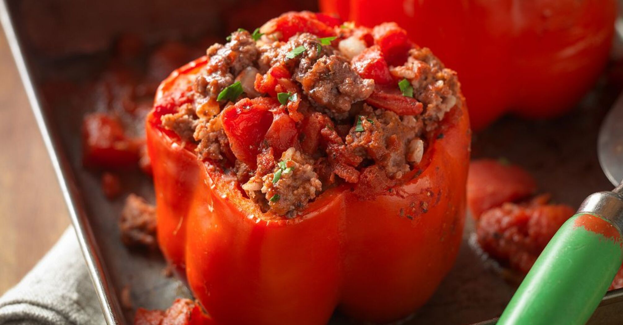 Stuffed peppers in tomato and basil sauce: how to add spice to a familiar dish