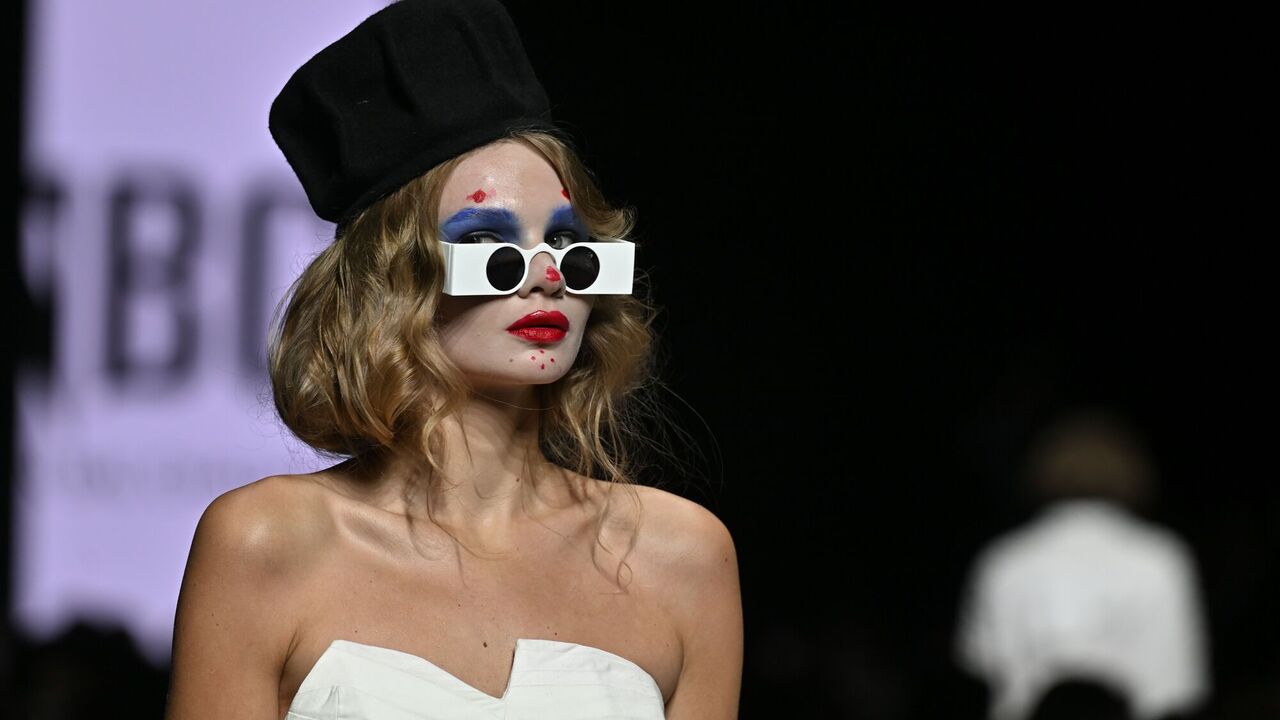 Jak wygląda "wysoka moda" w Rosji: makijaż klauna, skromna koszula i kamuflaż. Zdjęcie z Moskiewskiego Tygodnia Mody