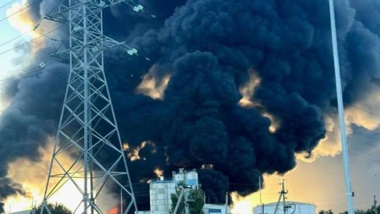 Słup dymu widoczny z daleka: w sieci pojawiły się zdjęcia satelitarne płonącego składu ropy naftowej w Teodozji