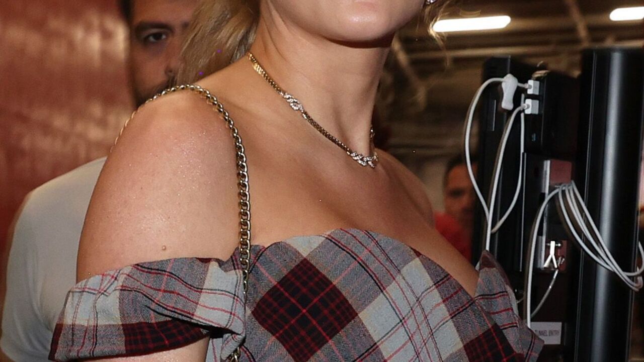 One bold detail in Taylor Swift's makeup divided the network: what a fashion expert thinks about it