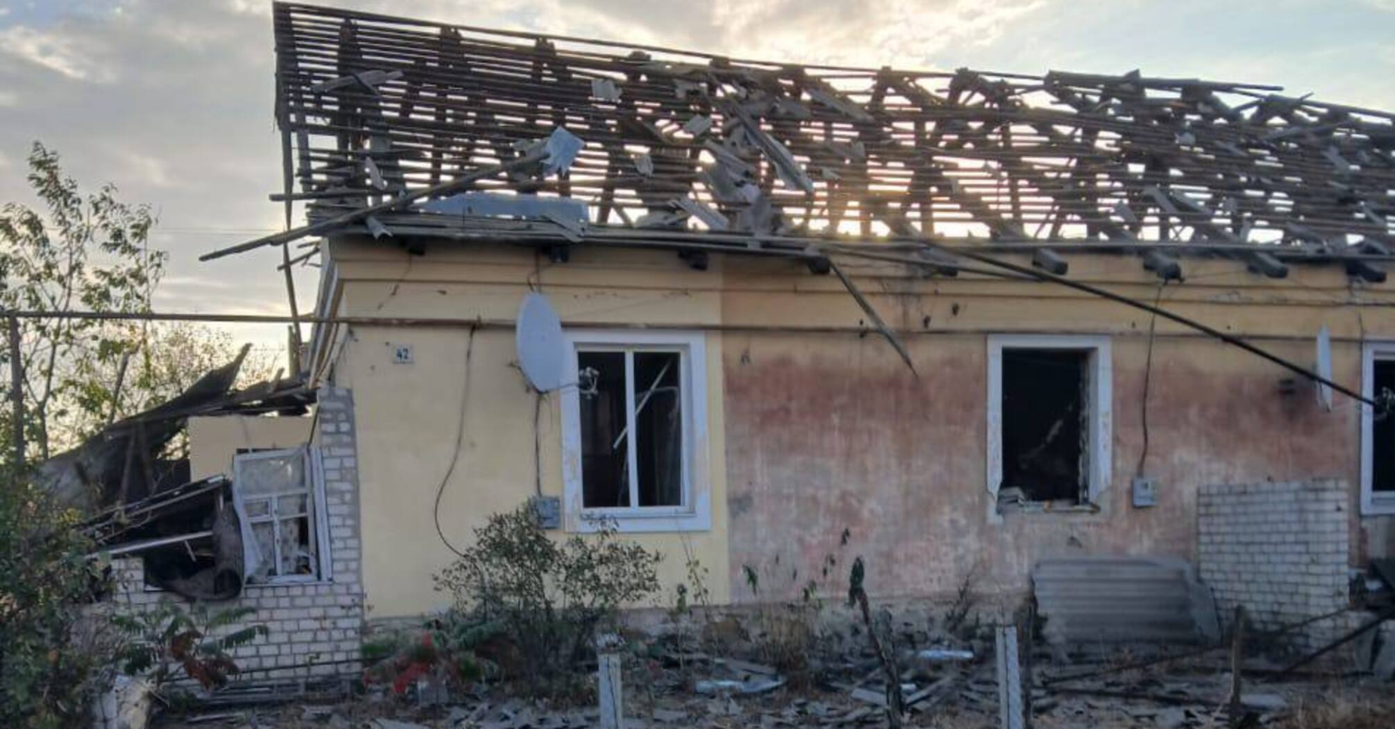 Russia hits a private house in Kharkiv with ballistic missiles, damages high-rise buildings: people injured