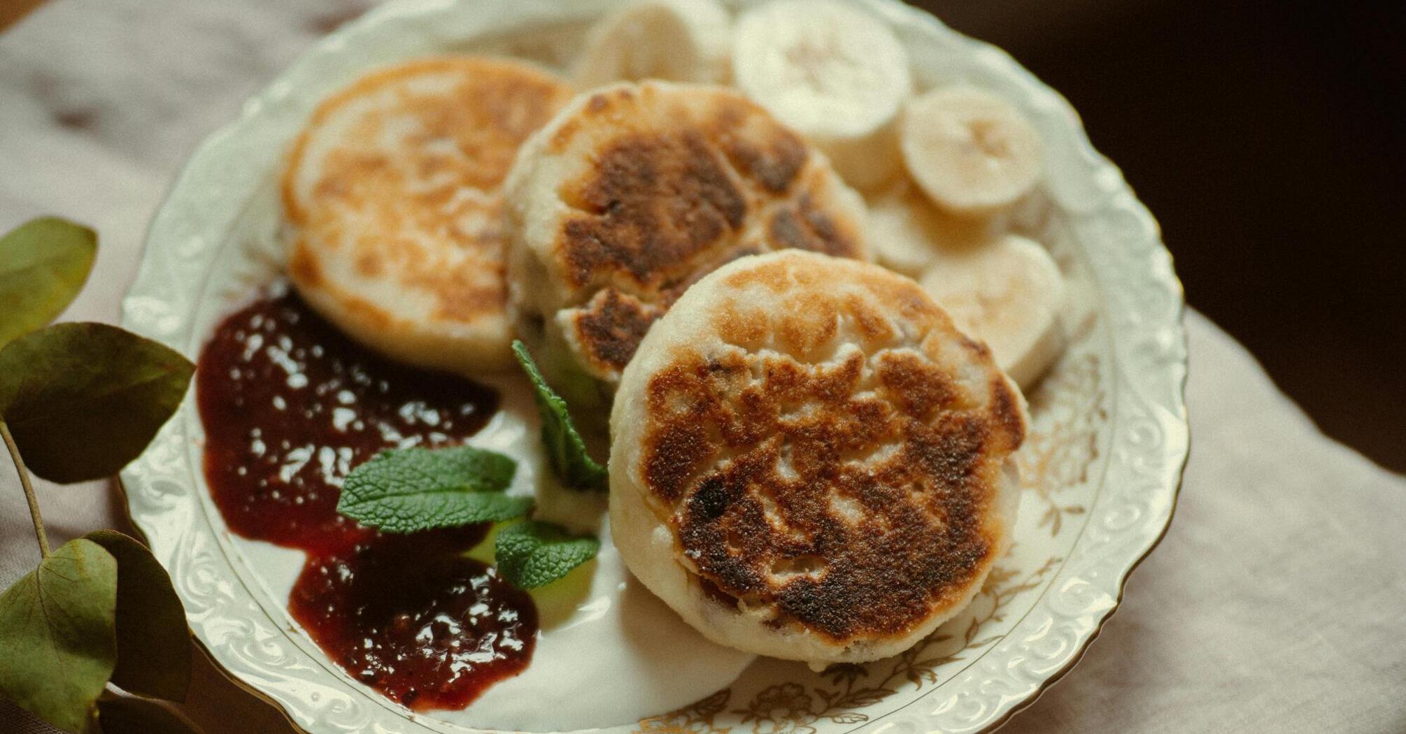 If you are tired of traditional cottage cheese pancakes: how to prepare an ordinary dish in a new way