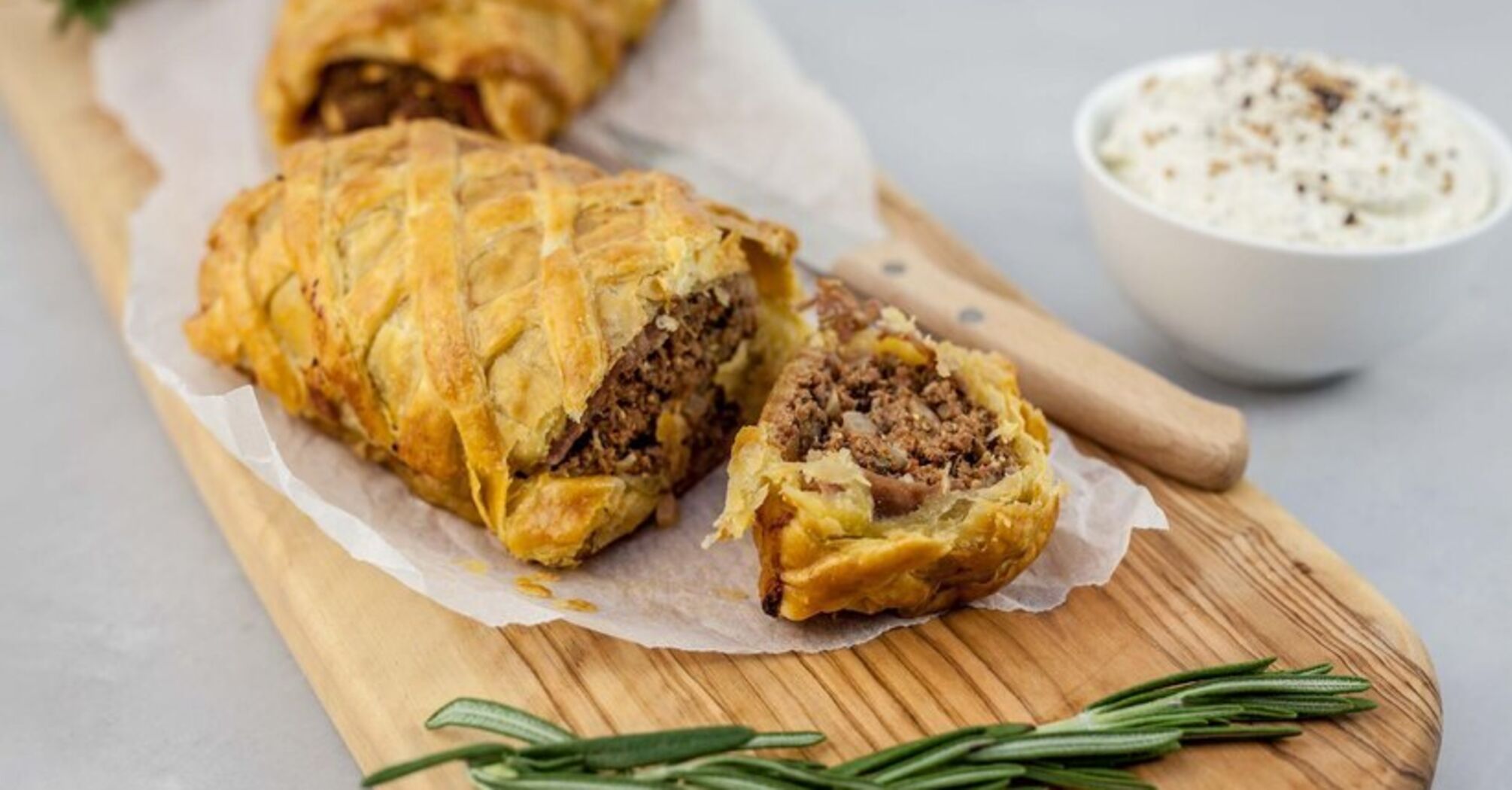 Lazy meat pie with onions: how to cook a hearty dish for lunch