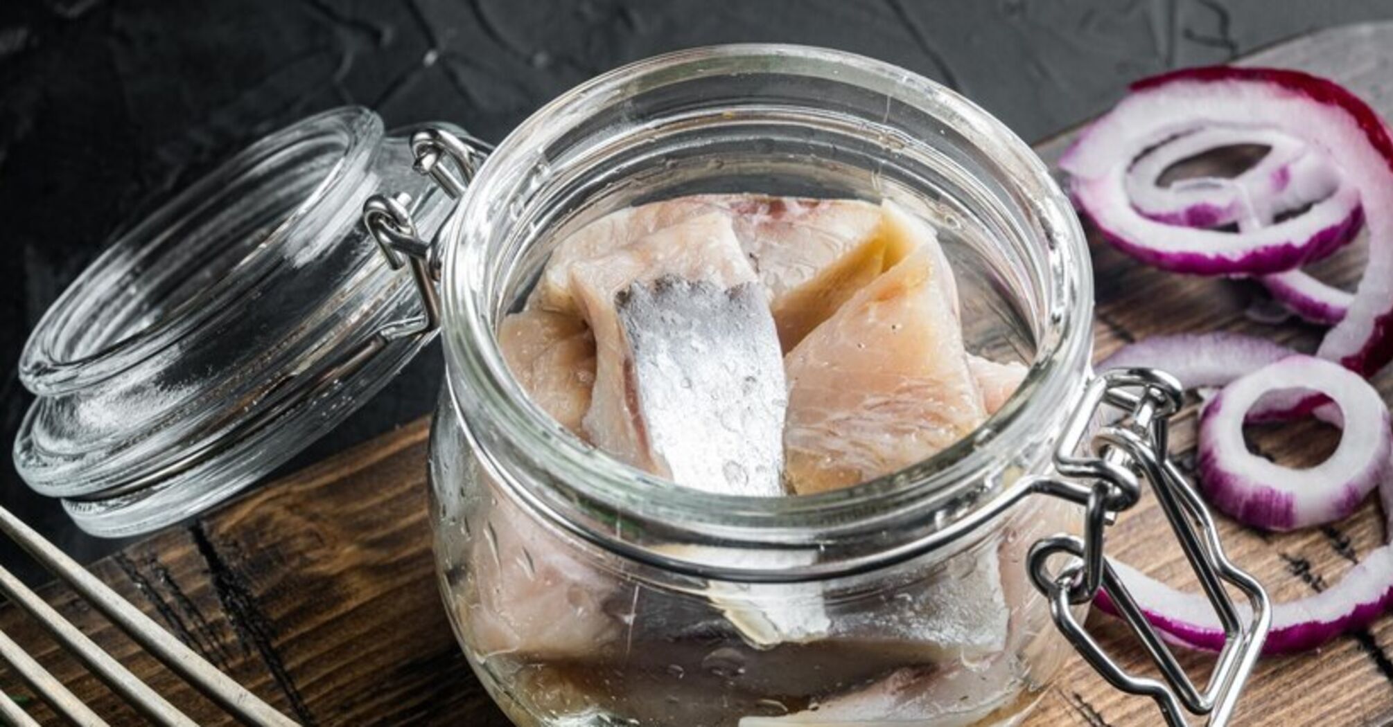 How to marinate silver carp deliciously: stored in a jar for a long time