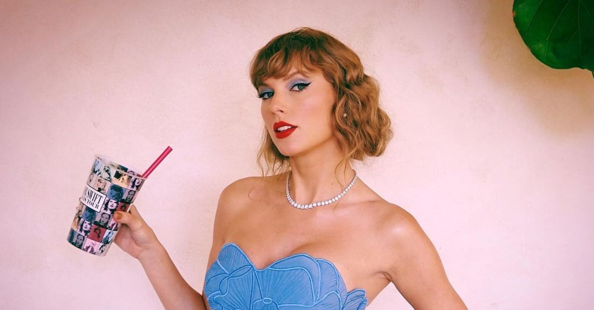 Taylor Swift showed a bold pedicure: the color will be relevant in winter