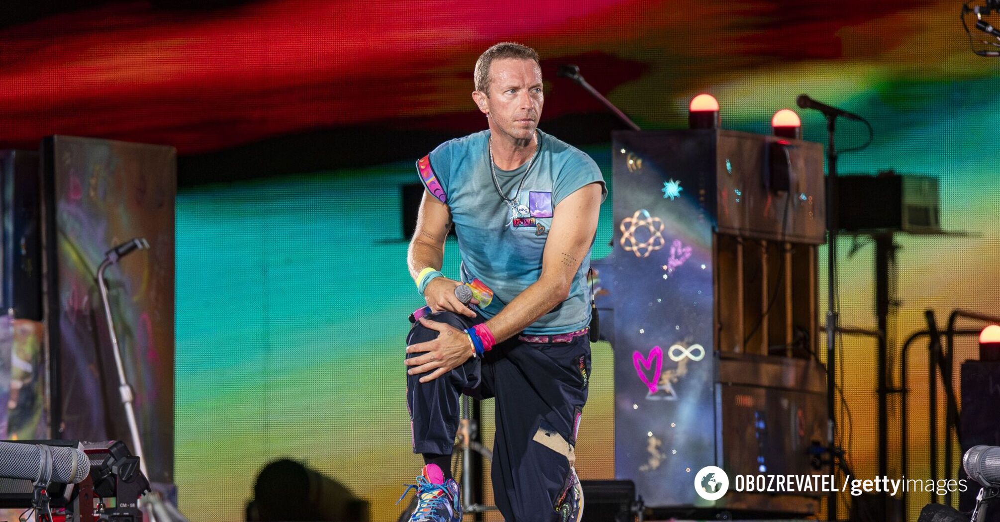 Coldplay singer Chris Martin stopped the concert to help a child in the crowd: the moment was caught on video