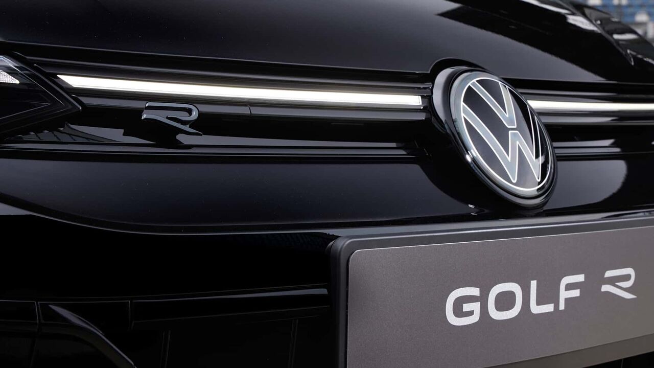 Gorąca nowość: Volkswagen Golf R, który wejdzie do sprzedaży w 2025 roku, stał się mocny i stylowy