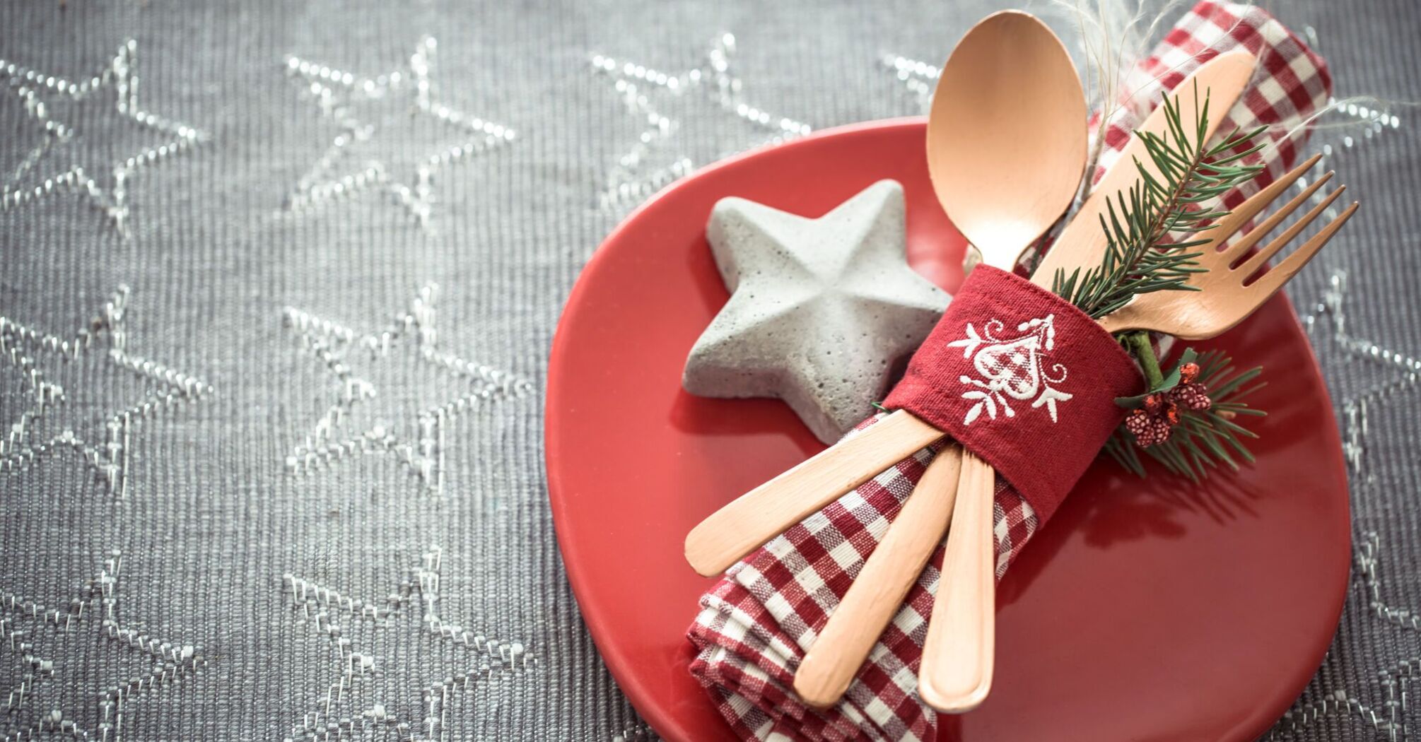 How to fold napkins for the New Year's table in a beautiful and original way: instructions with photos