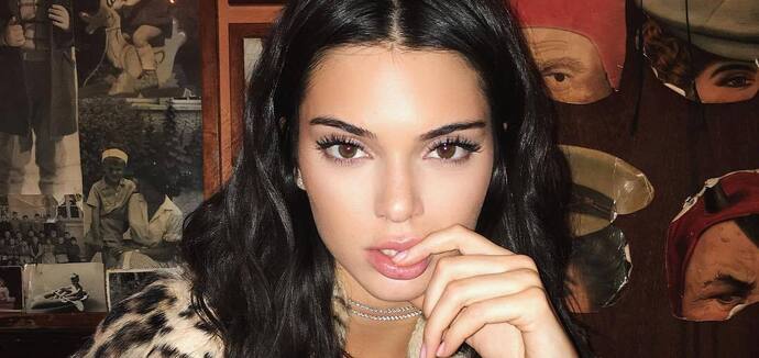 Kendall Jenner porzuciła swój blond i zaprezentowała nową, modną fryzurę. Zdjęcie