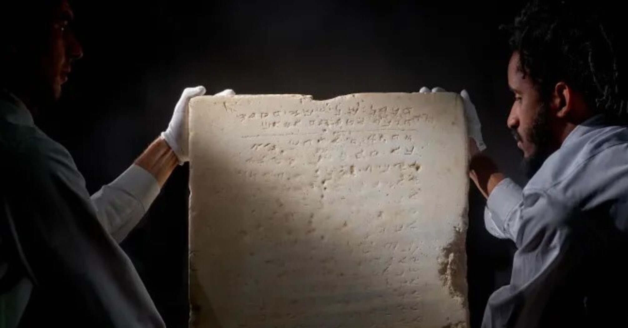 The oldest stone tablet with the 10 biblical commandments will be sold by auction for 2 million dollars. Photo