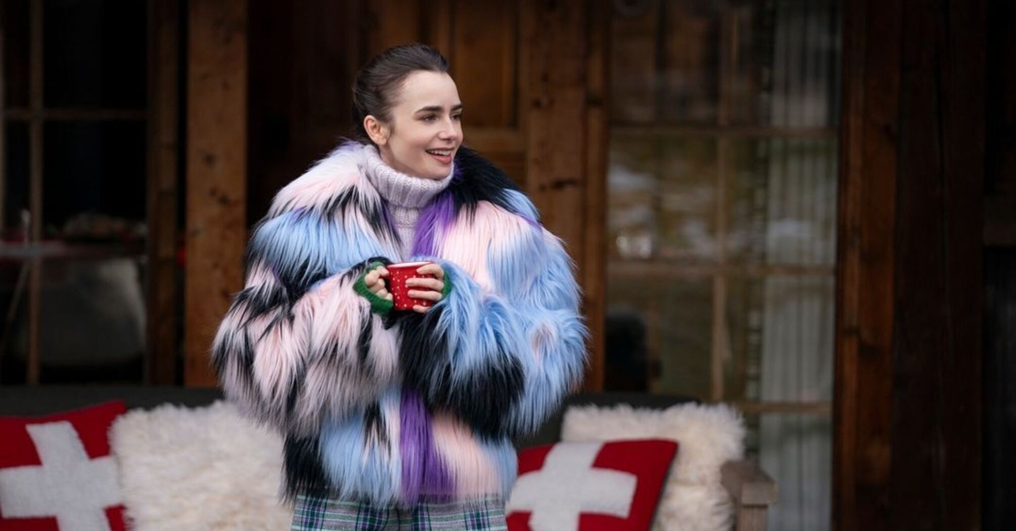 Lily Collins chodziła w najmodniejszych sneakersach jesieni: jak powtórzyć stylizację