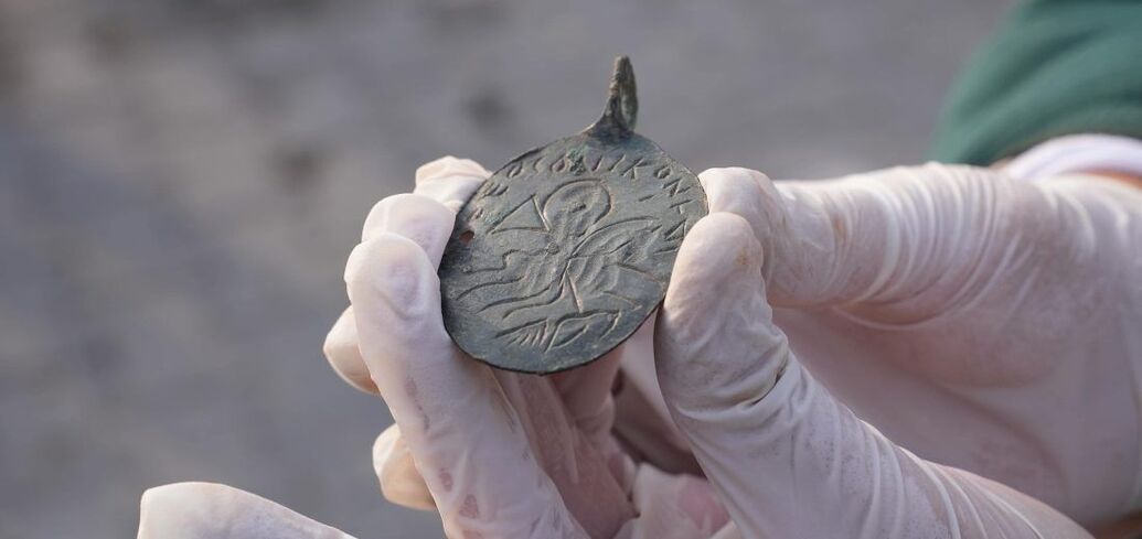 The Prophet Solomon kills the devil: a 1500-year-old amulet pendant was found in Turkey. Photos and video