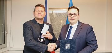 Załużny otrzymał medal od czeskiego Ministerstwa Spraw Zagranicznych. Zdjęcie
