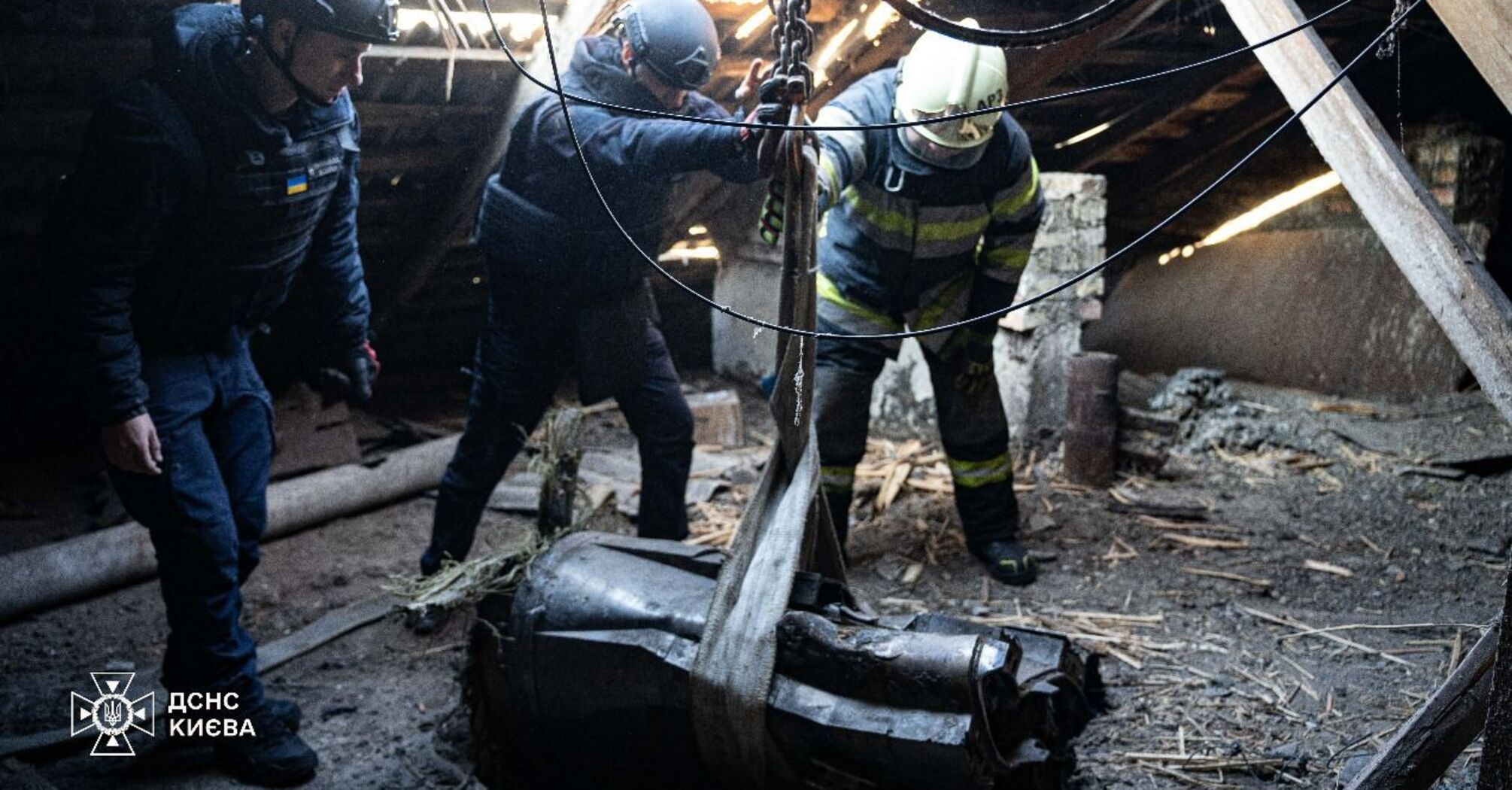 Rescuers remove a part of a Russian missile from an apartment in Kyiv: photo report