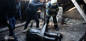 Rescuers remove a part of a Russian missile from an apartment in Kyiv: photo report