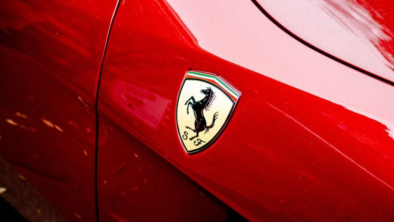 Jaka będzie specyfikacja i konstrukcja nadchodzącego samochodu elektrycznego, który Ferrari obiecuje wypuścić w 2025 roku: prognoza