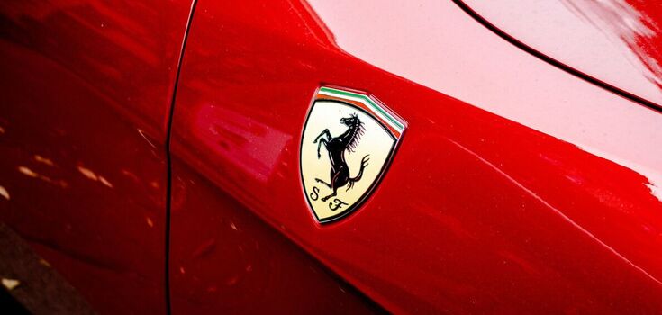 Jaka będzie specyfikacja i konstrukcja nadchodzącego samochodu elektrycznego, który Ferrari obiecuje wypuścić w 2025 roku: prognoza